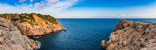 Vuurtoren bij de rotsachtige kust op Mallorca