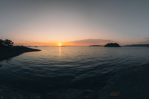Coucher de soleil sur le Hidlefjorden — Paysage côtier norvégien en Norvège