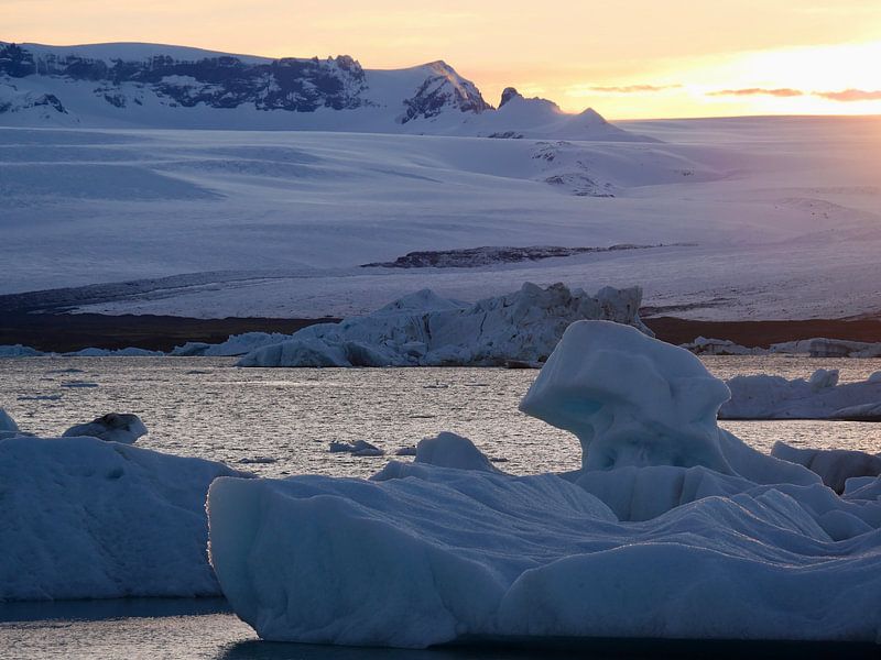 Lake Jökulsárlón at sunset by Judith van Wijk