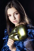 Meisje met gouden masker