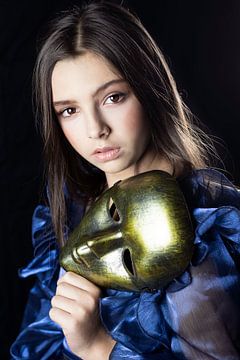 Meisje met gouden masker van Iris Kelly Kuntkes