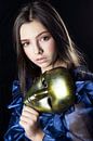 Meisje met gouden masker van Iris Kelly Kuntkes thumbnail