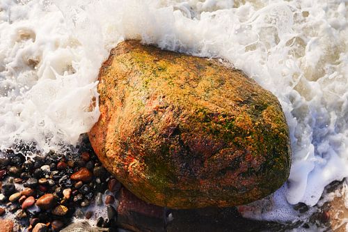 Steen in de branding, gefotografeerd van bovenaf