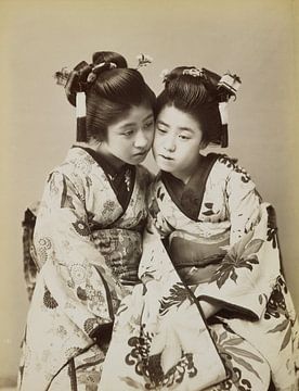 Twee Japanse meisjes in kimono. Vintage foto in zwart-wit. van Dina Dankers