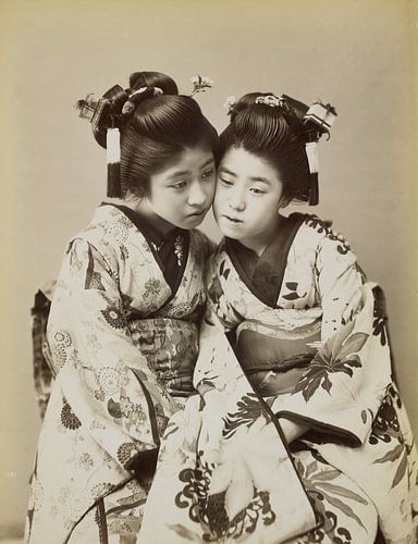 Twee Japanse meisjes in kimono. Vintage foto in zwart-wit.