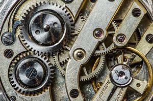 ancien mouvement d'horlogerie avec roues dentées