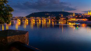Le pont Charles de Prague sur la rivière Vltava.