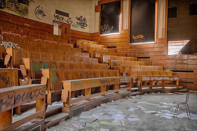 Urbex: An abandoned auditorium by Carola Schellekens