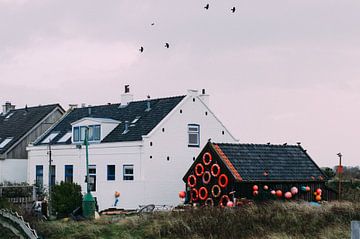 Huisje naast de vuurtoren van Schiermonnikoog van Rob Veldman