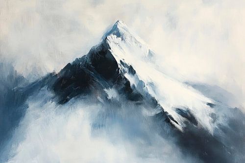 Majestueuze bergtop in de mist