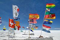 Flaggen vieler Nationen im Wind in der Salzwüste Boliviens