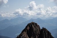 Das Gipfelkreuz eines hohen Berges in den österreichischen Alpen