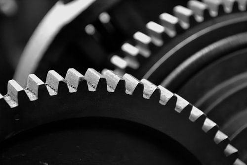 Tandwielen van een oude machine in een verlaten, niet meer in gebruik zijnde fabriek