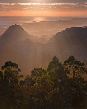 Zonsopkomst Mirador del Fitu, Asturië, Spanje van Henk Meijer Photography