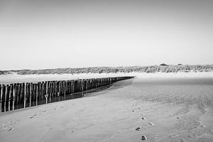 Le brise-lames en noir et blanc, dans un silence intemporel