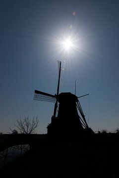 Silhouette einer traditionellen niederländischen Windmühle