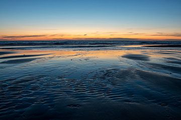 Strand von Katwijk mit untergehender Sonne von Henk Zielstra