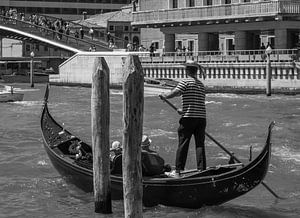 romantische Gondelfahrt in der Stadt Venedig in Italien