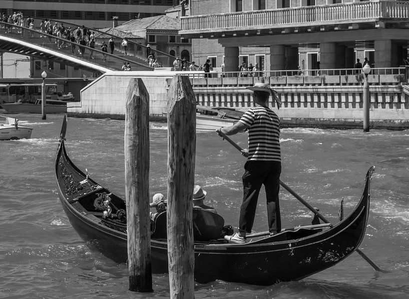 Romantische gondelvaart in de stad Venetië in Italië van Animaflora PicsStock