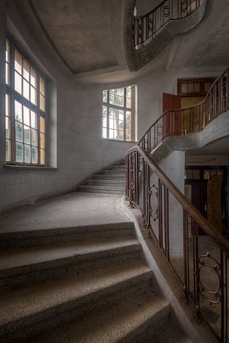 Escaliers abandonnés dans une base militaire.