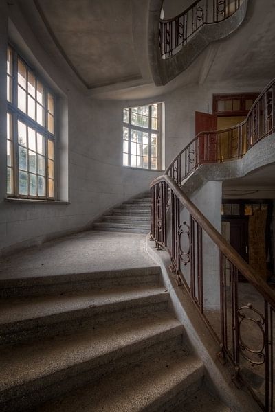 Verlassene Treppe in Militärbasis. von Roman Robroek – Fotos verlassener Gebäude