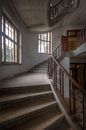 Escaliers abandonnés dans une base militaire. par Roman Robroek - Photos de bâtiments abandonnés Aperçu