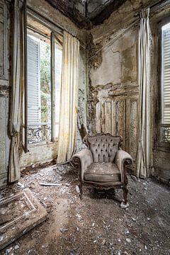 Chaise dans une villa abandonnée sur Inge van den Brande