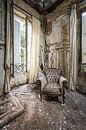 Stuhl in verlassenen Villa von Inge van den Brande Miniaturansicht