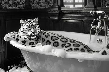 Sneeuwluipaard in bad - Een adembenemende badkamerfoto voor je WC van Poster Art Shop