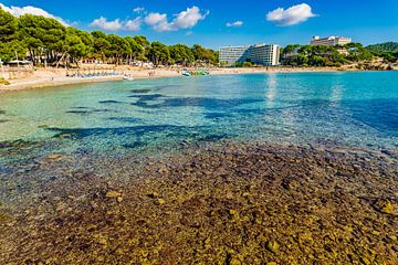 Mooi strand van Platja de Tora, Paguera op Mallorca van Alex Winter