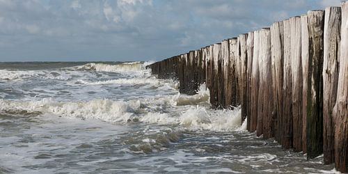 Panorama: Golven breken op de golfbrekers, vanaf het strand van Cadzand, Zeeland