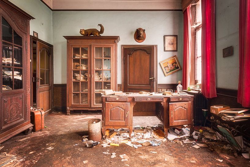 Büro in verlassenem Bauernhof. von Roman Robroek – Fotos verlassener Gebäude