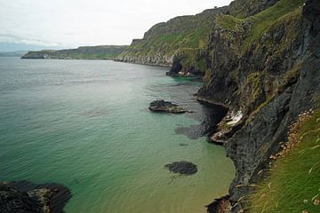 Landschap in Noord-Ierland voor de kust van County Antrim tussen Ballycastle en Ballintoy.