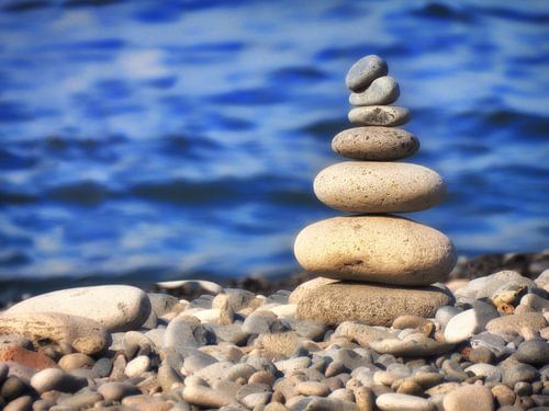 Piramide op het keienstrand