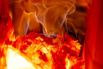 Flammen brennender Holzglut in einem Kamin von de-nue-pic