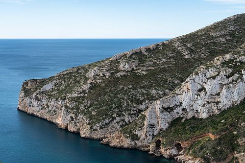 Indrukwekkende kliffen en de blauwe Middellandse Zee