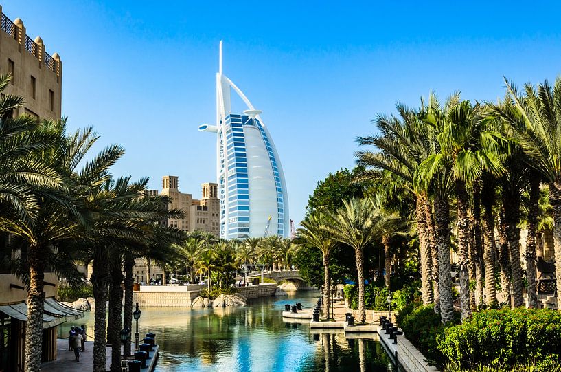 Architectuur Burj al Arab in Dubai VAE met palmbomen van Dieter Walther