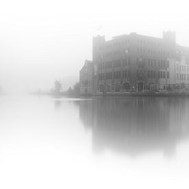 Haarlem zwart wit: Droste in de mist. van OK