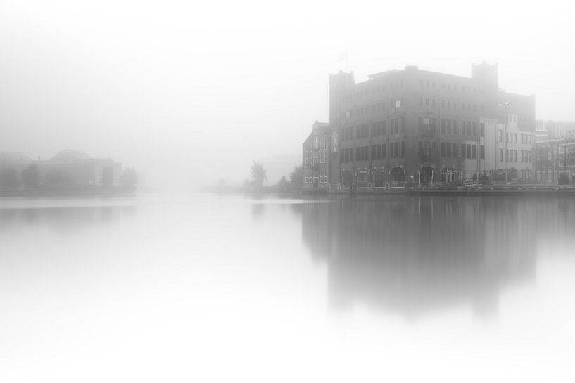 Haarlem zwart wit: Droste in de mist. van OK