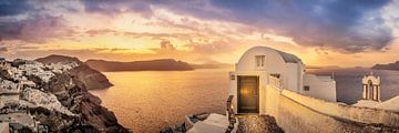 Santorini met typisch Grieks huis aan zee. van Voss Fine Art Fotografie