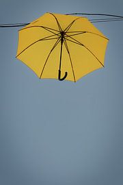 Ein gelber Regenschirm am graublauen Himmel von stewic_