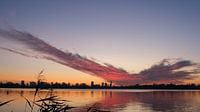 Skyline van Rotterdam vanuit zonsondergang Kralingse Plas, Nederland