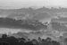 Borobudur dans la brume du matin (édition noir et blanc) sur Anges van der Logt