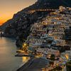 Positano bij zonsondergang van Teun Ruijters