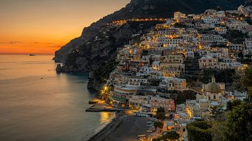 Positano bij zonsondergang van Teun Ruijters