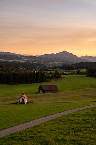 Zonsondergang met uitzicht op het Rottach stuwmeer en de Grünten in de Allgäu