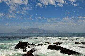 Uitzicht op de Tafelberg met rotsen en golven Zuid Afrika van Truus Hagen