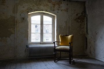 Stuhl am Fenster von Nancy Lamers