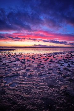 Zonsondergang op Texelse strand. van Justin Sinner Pictures ( Fotograaf op Texel)