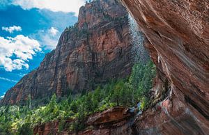 Hinter einem Wasserfall in Zion National Park, Utah